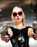 Screenshot №1 pro téma Blonde girl with pistols 128x160