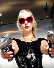 Screenshot №1 pro téma Blonde girl with pistols 176x220