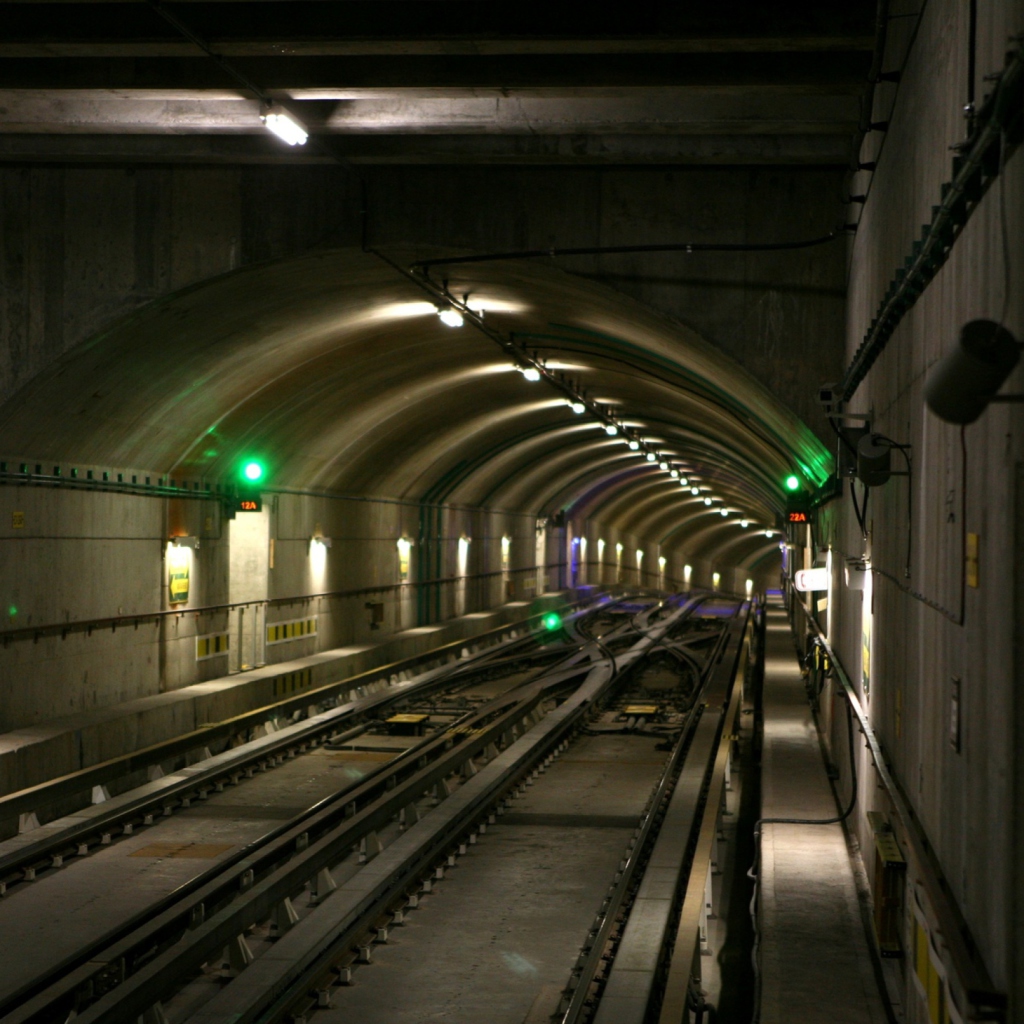 Fondo de pantalla Deep Modern Subway Tunnel 1024x1024