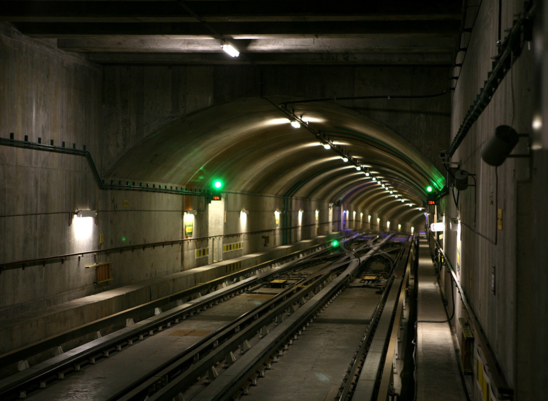 Обои Deep Modern Subway Tunnel 1920x1408