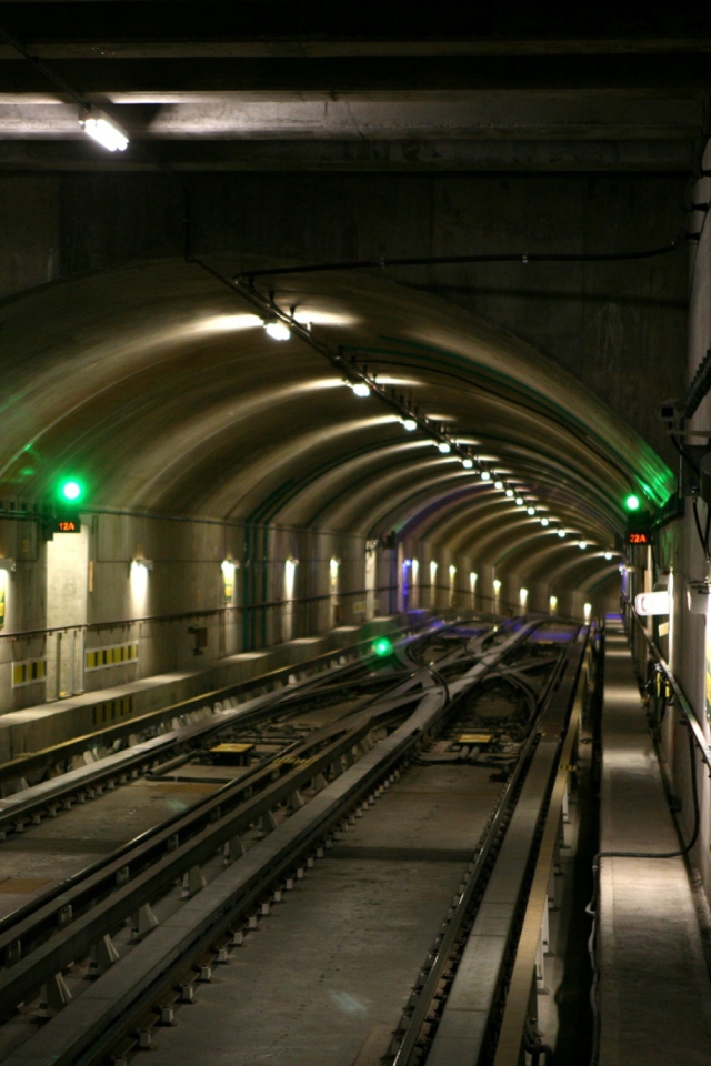 Screenshot №1 pro téma Deep Modern Subway Tunnel 640x960