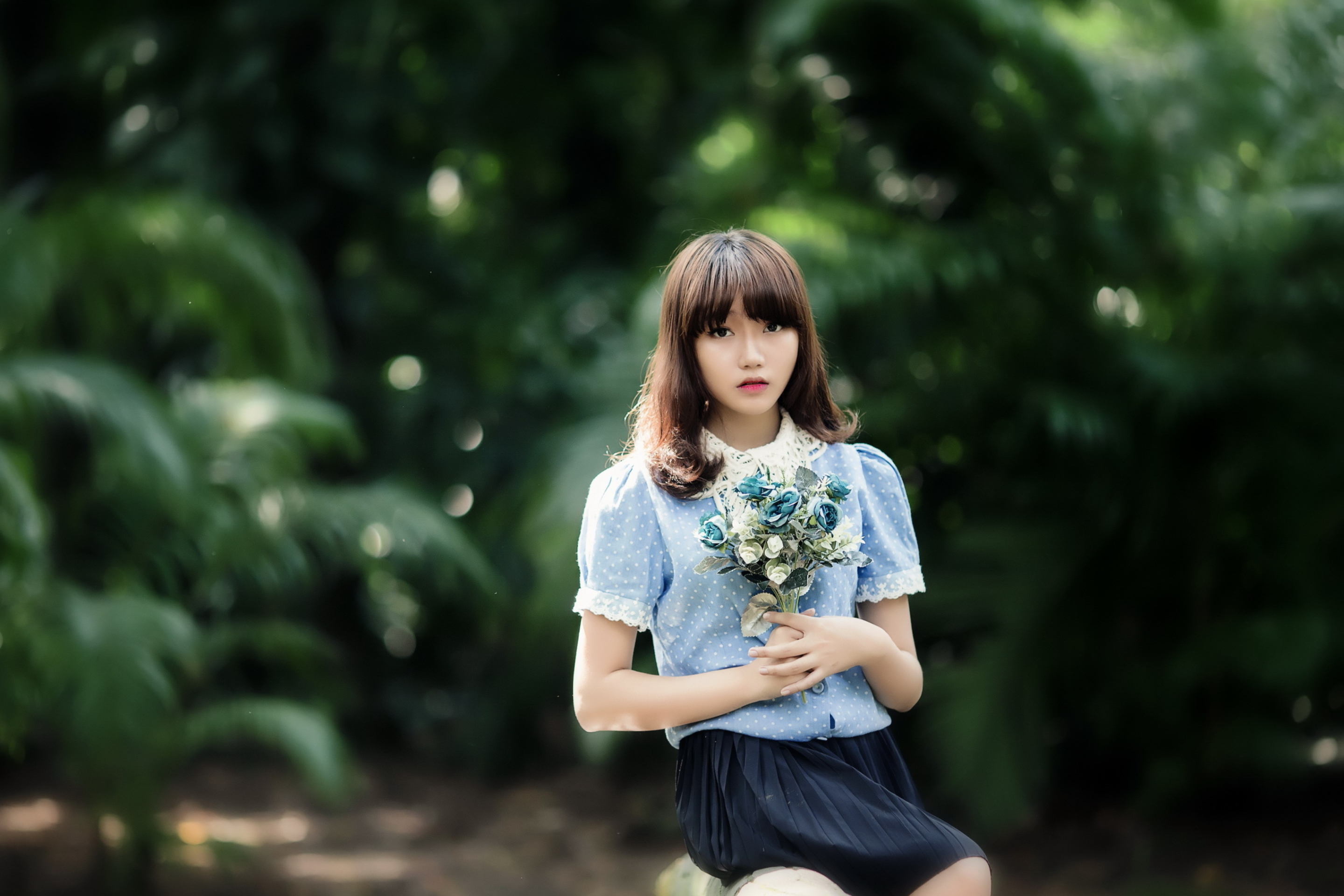 Screenshot №1 pro téma Cute Asian Model With Flower Bouquet 2880x1920