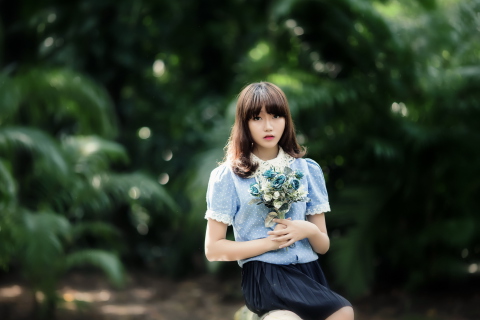 Fondo de pantalla Cute Asian Model With Flower Bouquet 480x320