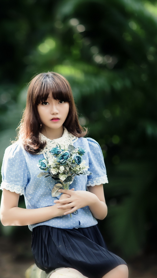Fondo de pantalla Cute Asian Model With Flower Bouquet 640x1136