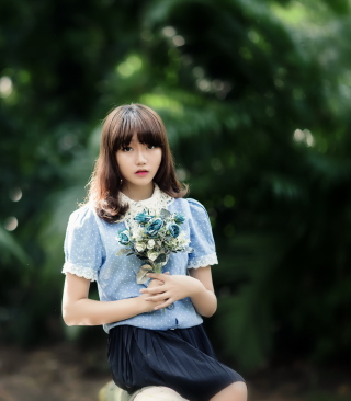 Cute Asian Model With Flower Bouquet - Obrázkek zdarma pro 360x640