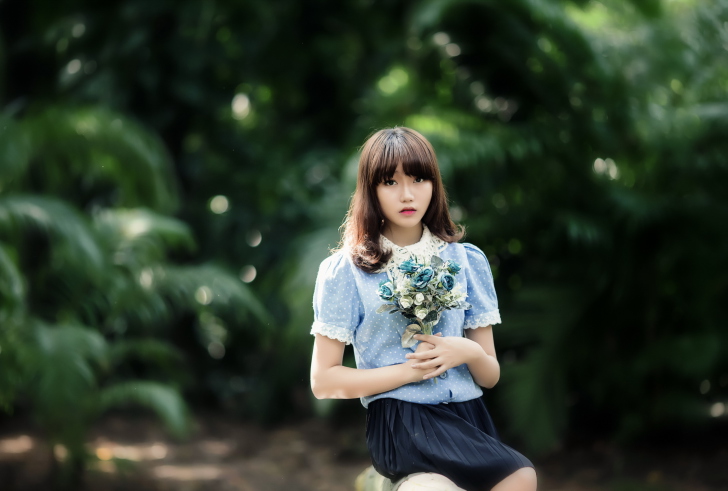 Fondo de pantalla Cute Asian Model With Flower Bouquet