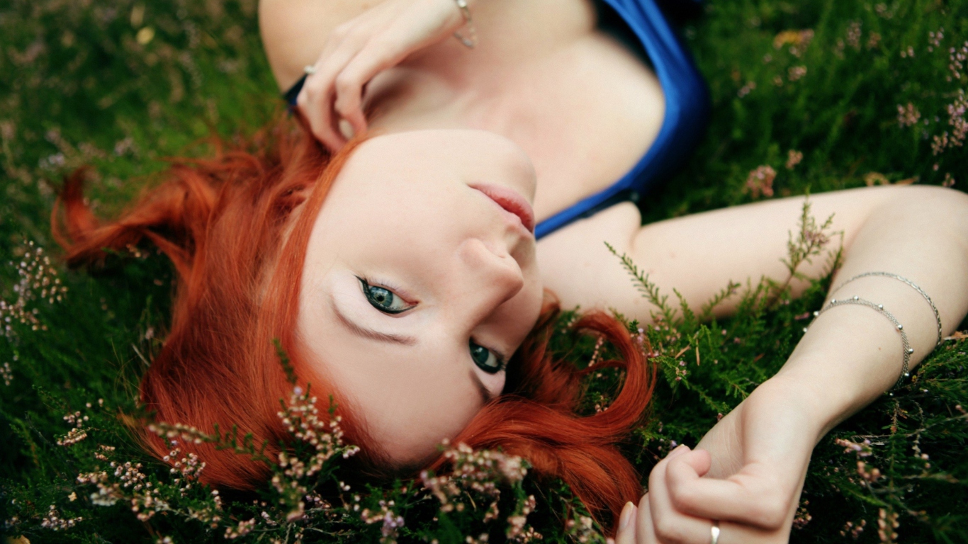 Screenshot №1 pro téma Redhead Girl Laying In Grass 1366x768