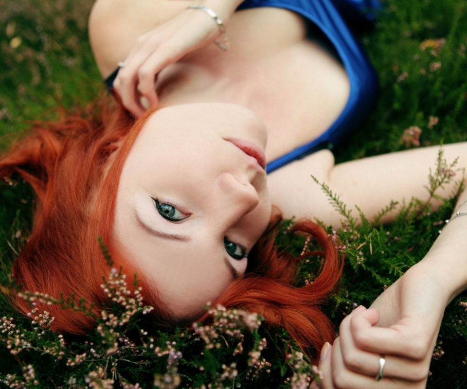Sfondi Redhead Girl Laying In Grass 960x800