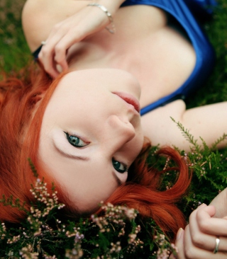 Redhead Girl Laying In Grass papel de parede para celular para Nokia Lumia 920