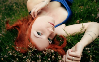Redhead Girl Laying In Grass - Obrázkek zdarma 