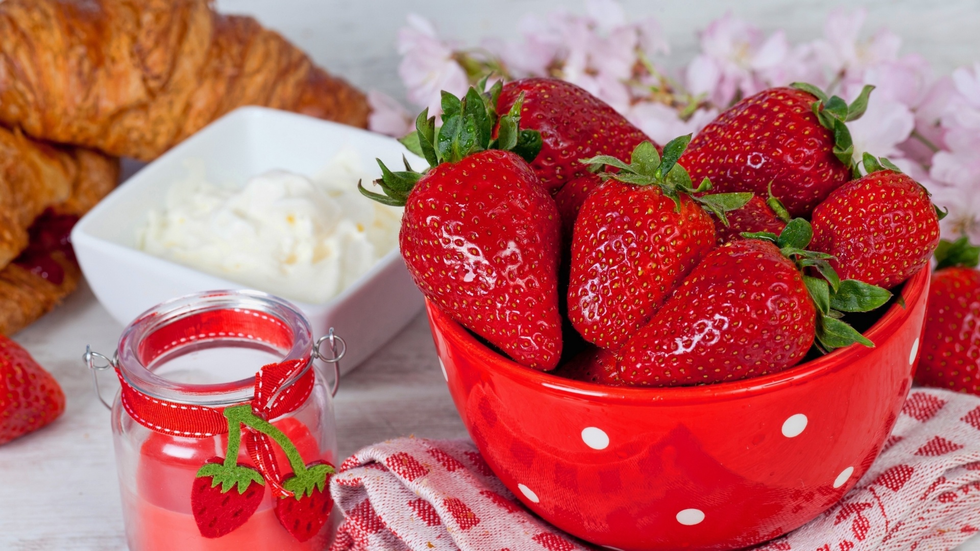 Обои Strawberry and Jam 1920x1080