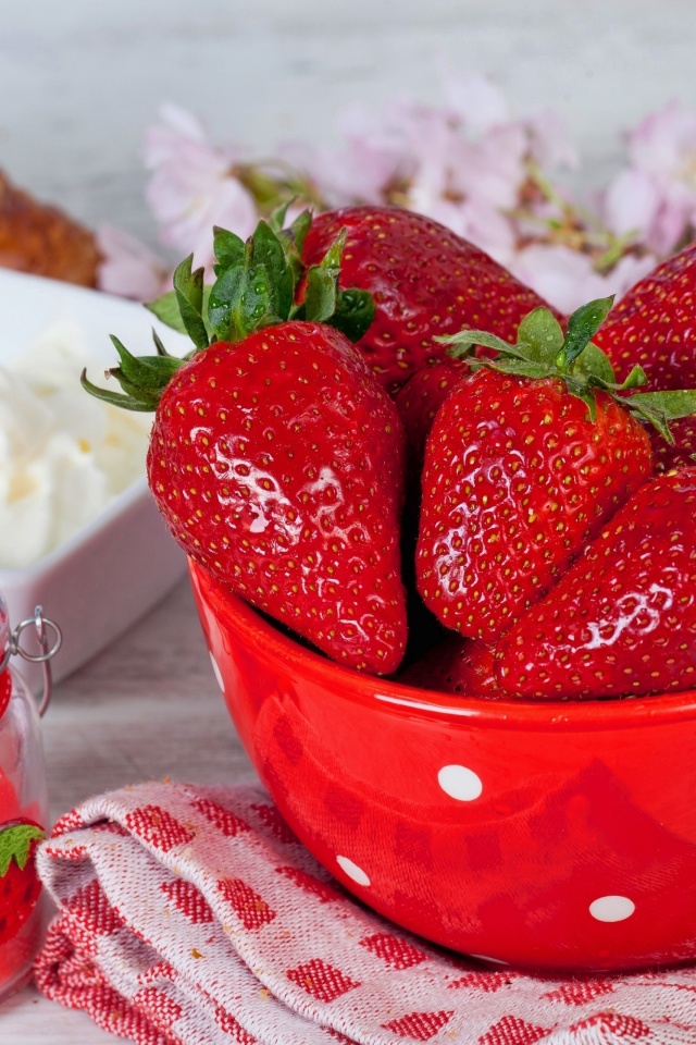 Strawberry and Jam wallpaper 640x960