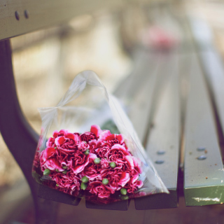 Bouquet On Bench In Park - Obrázkek zdarma pro 128x128