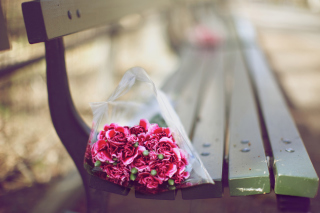 Bouquet On Bench In Park - Obrázkek zdarma 