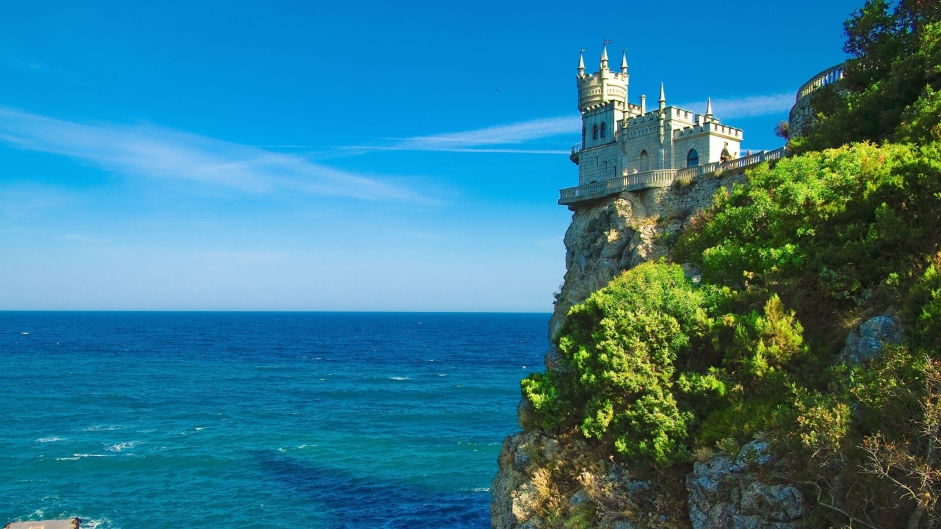 Fondo de pantalla Swallows Nest Castle near Yalta Crimea 1366x768