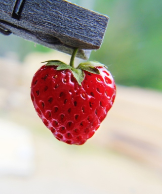 Red Strawberry Heart - Obrázkek zdarma pro 640x960