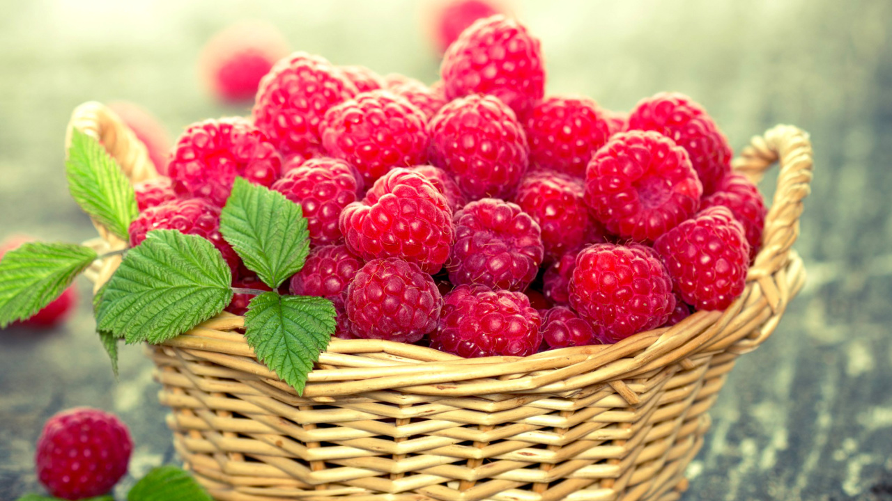 Basket with raspberries wallpaper 1280x720