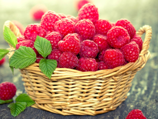 Обои Basket with raspberries 320x240