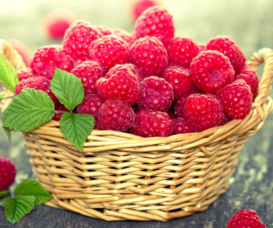 Das Basket with raspberries Wallpaper 960x800