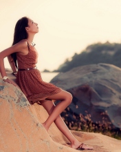 Screenshot №1 pro téma Brunette Girl Posing On Rocks 176x220