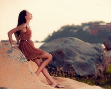 Screenshot №1 pro téma Brunette Girl Posing On Rocks 220x176