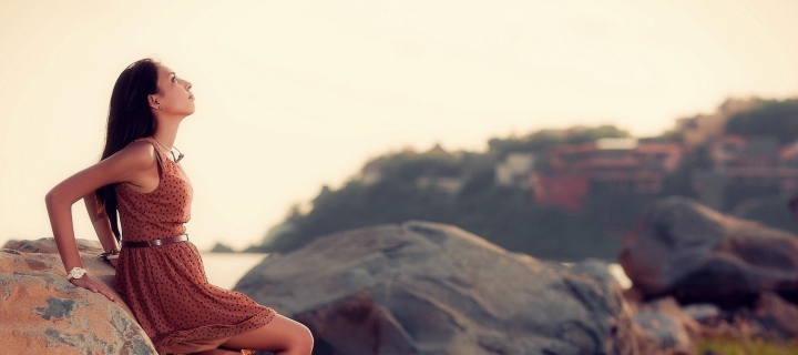 Screenshot №1 pro téma Brunette Girl Posing On Rocks 720x320