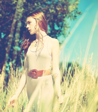 Beautiful Redhead Summer Pose - Obrázkek zdarma pro Nokia Asha 306