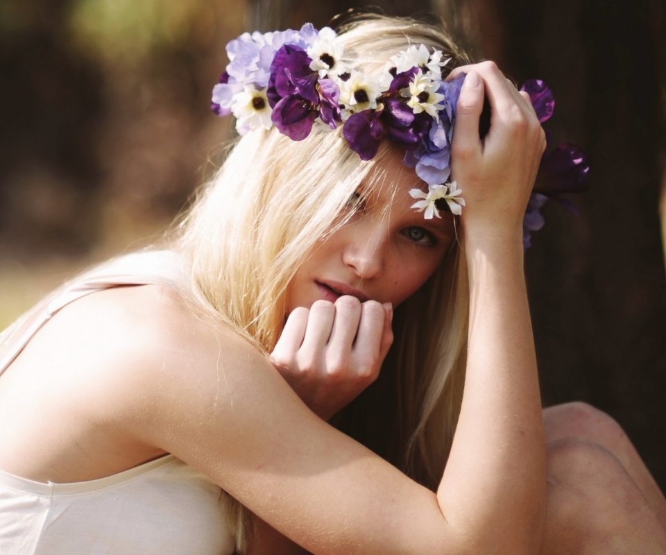 Blonde In Flower Crown screenshot #1 960x800