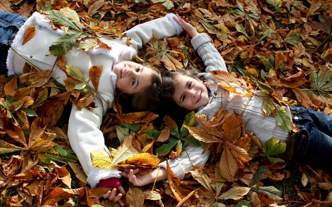 Das Cute Child Girls On Autumn Leaves Carpet Wallpaper 1280x800
