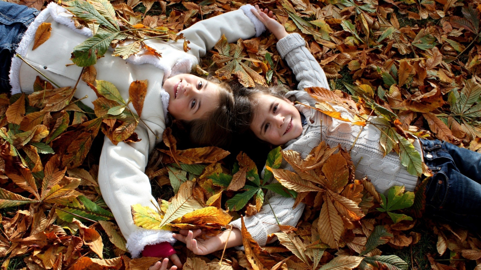 Screenshot №1 pro téma Cute Child Girls On Autumn Leaves Carpet 1600x900