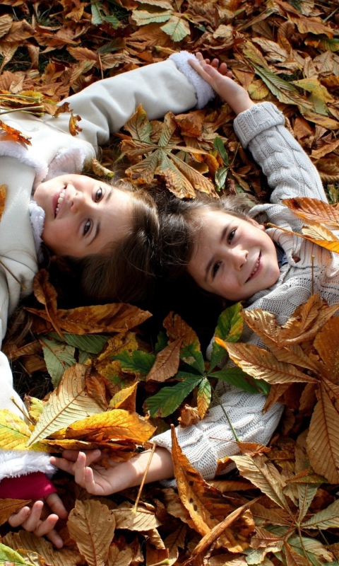 Screenshot №1 pro téma Cute Child Girls On Autumn Leaves Carpet 480x800