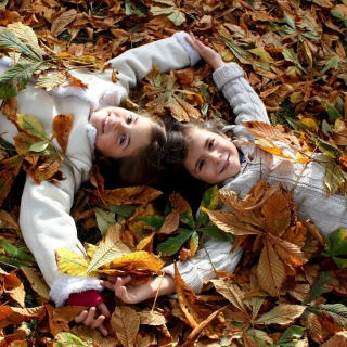 Kostenloses Cute Child Girls On Autumn Leaves Carpet Wallpaper für iPad Air