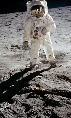 Обои Man On The Moon 240x400
