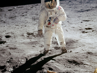 Обои Man On The Moon 320x240