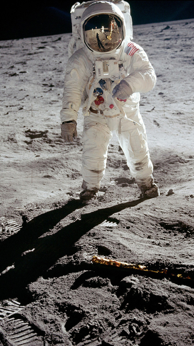 Das Man On The Moon Wallpaper 640x1136