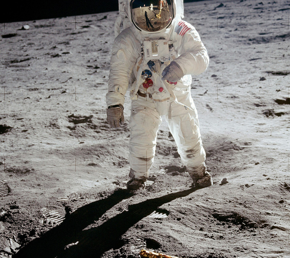 Обои Man On The Moon 960x854
