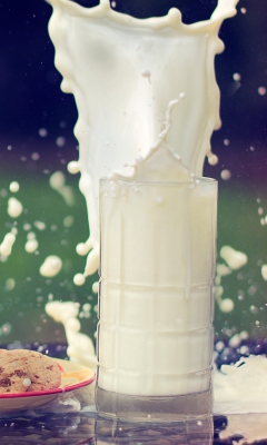 Das Glass Of Milk Wallpaper 240x400