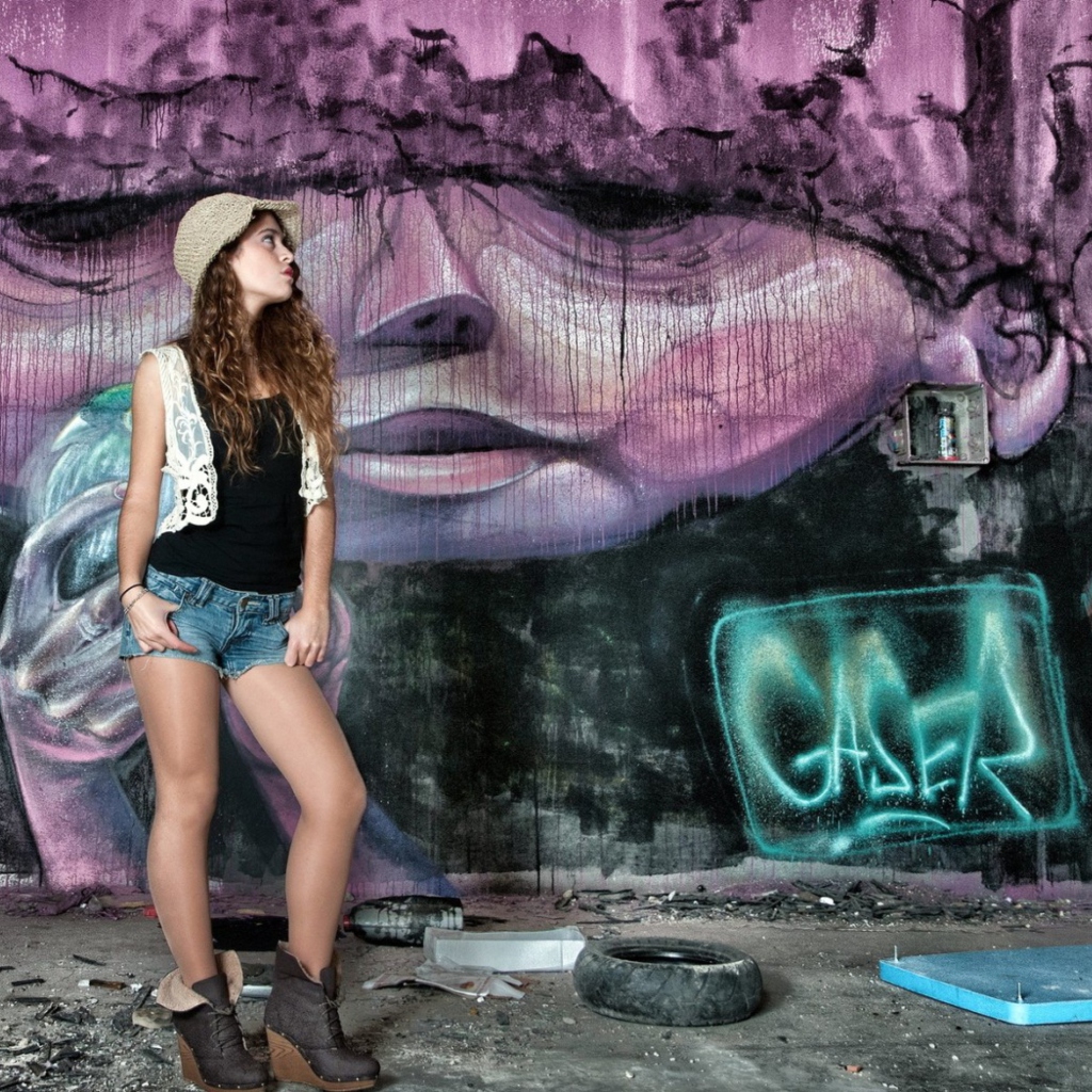 Обои Girl In Front Of Graffiti Wall 1024x1024