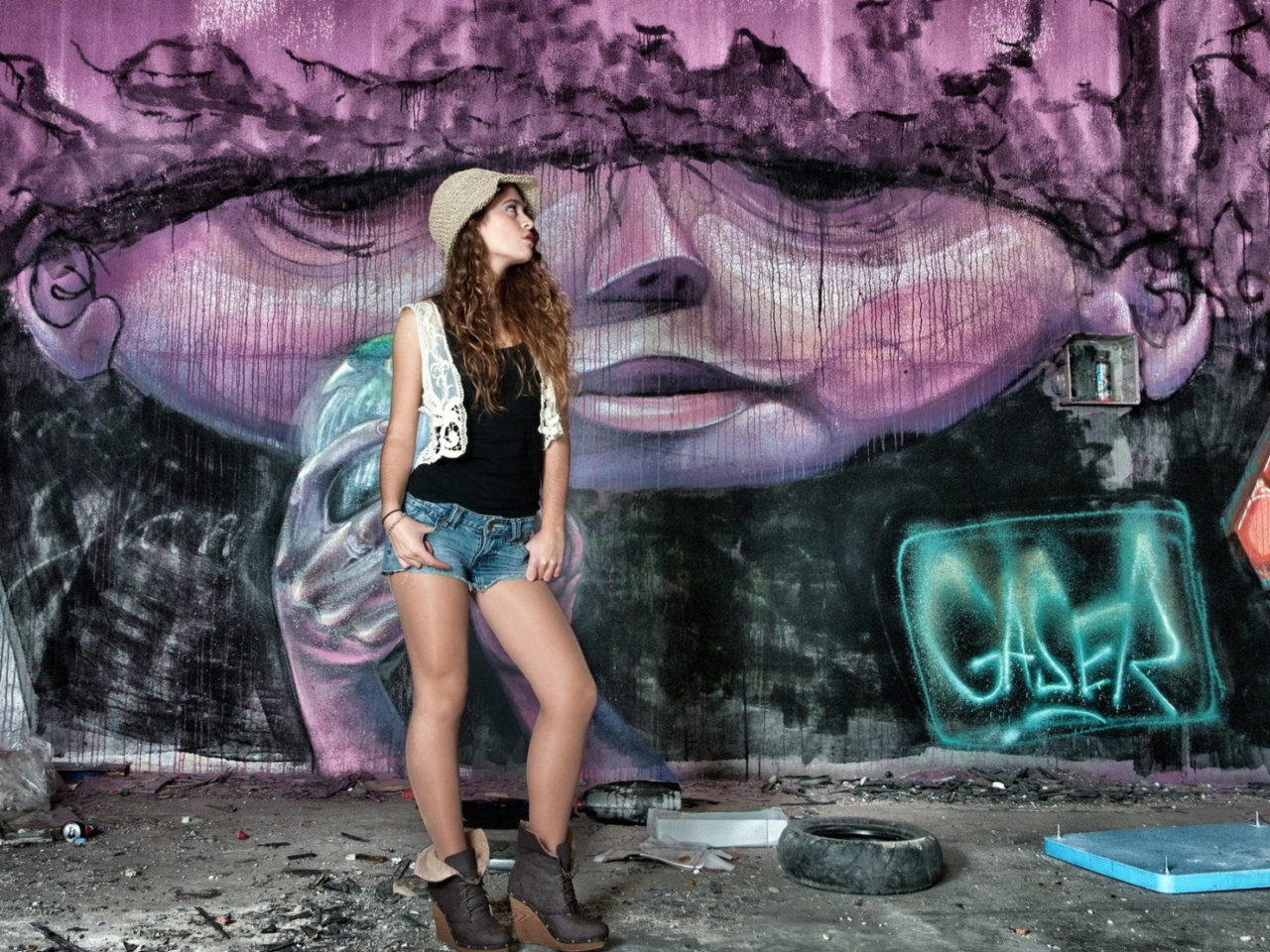 Sfondi Girl In Front Of Graffiti Wall 1280x960