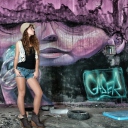 Fondo de pantalla Girl In Front Of Graffiti Wall 128x128