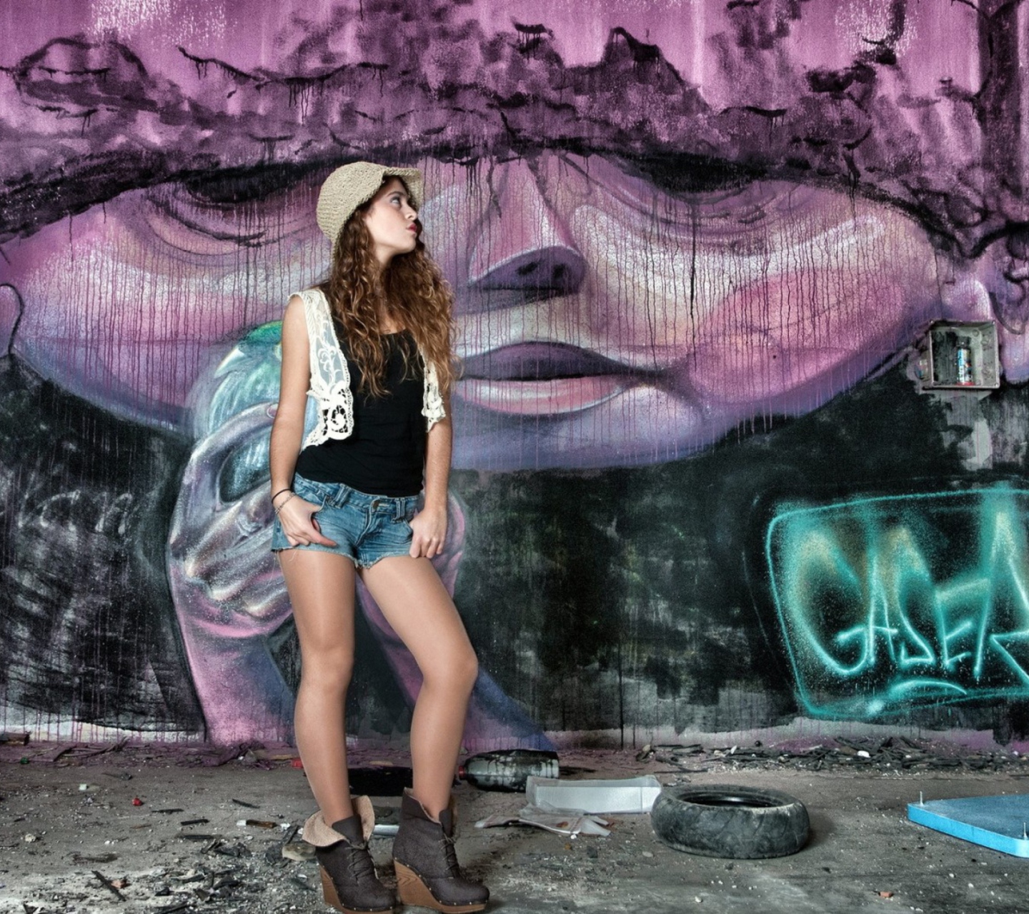 Screenshot №1 pro téma Girl In Front Of Graffiti Wall 1440x1280