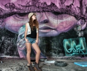 Screenshot №1 pro téma Girl In Front Of Graffiti Wall 176x144