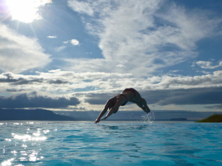 Fondo de pantalla Swimmer 320x240