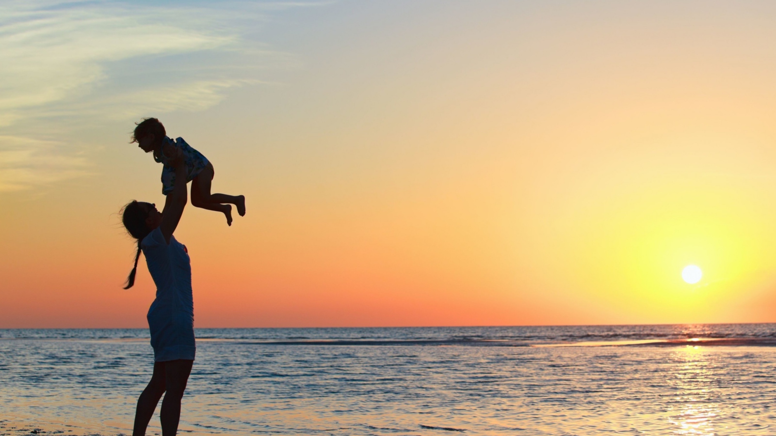 Das Mother And Child On Beach Wallpaper 1600x900