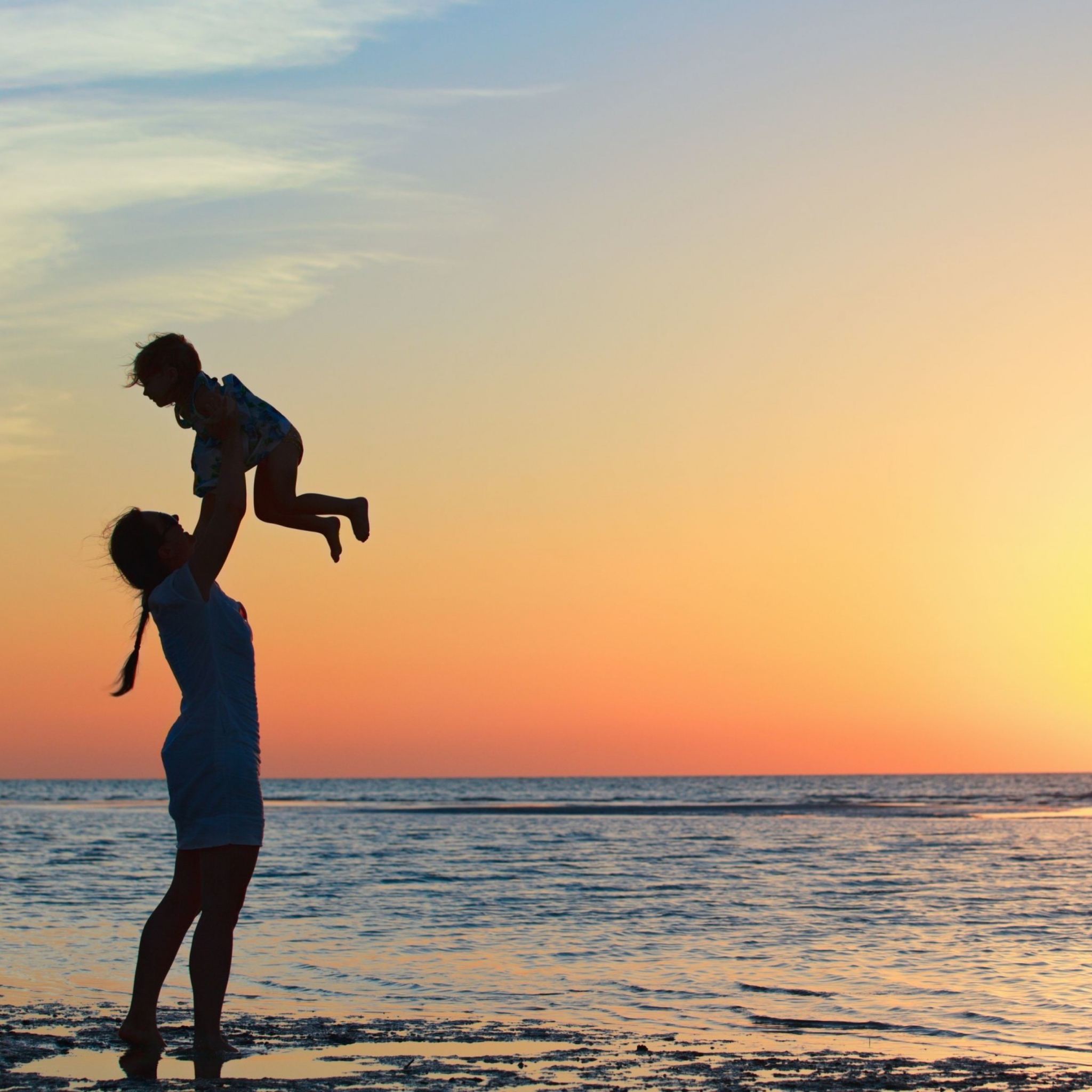 Screenshot №1 pro téma Mother And Child On Beach 2048x2048