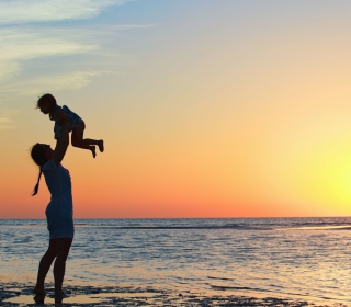 Mother And Child On Beach - Obrázkek zdarma pro iPad mini
