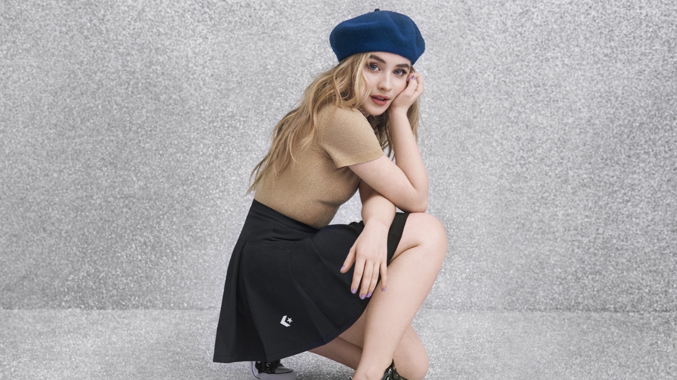 Sfondi Sabrina Carpenter 1366x768