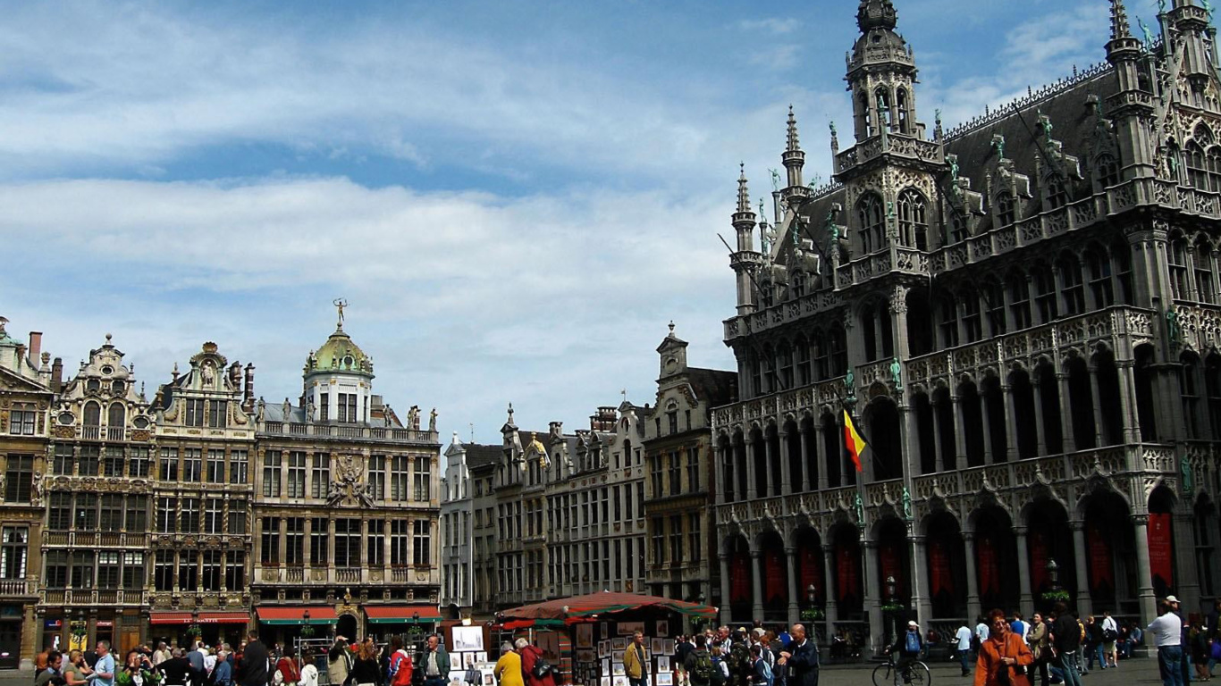 Das Brussels Grand Place on Main Square Wallpaper 1366x768