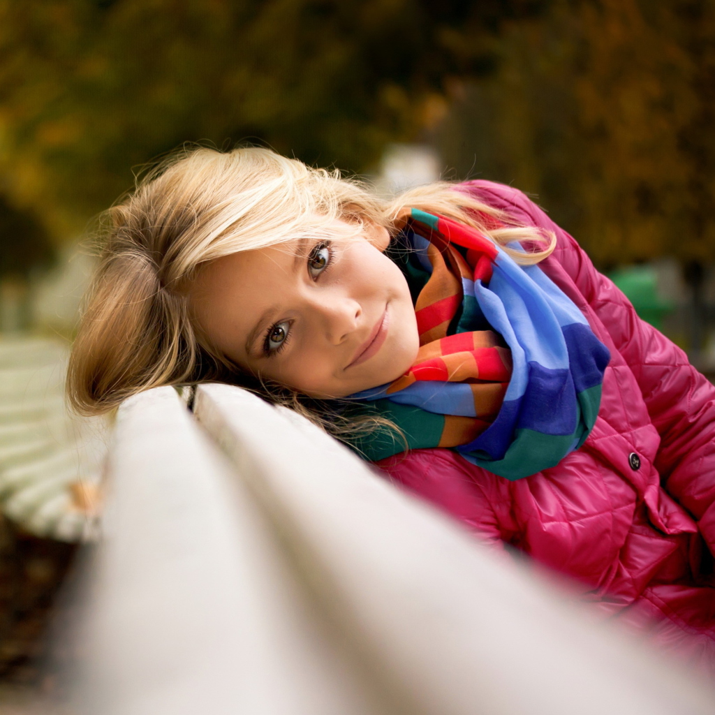 Screenshot №1 pro téma Cute Blonde Girl At Walk In Park 1024x1024