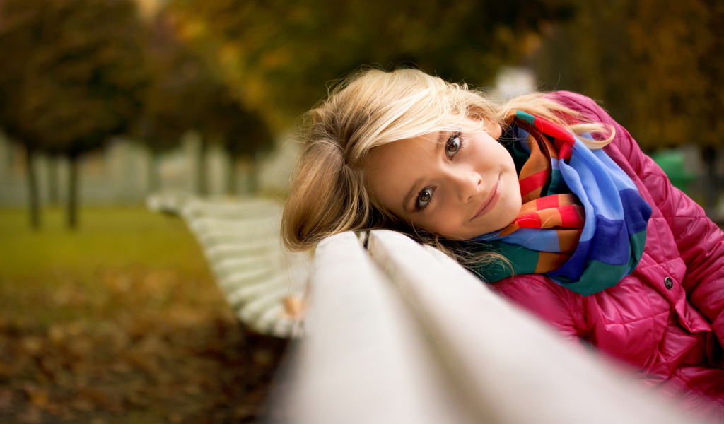 Screenshot №1 pro téma Cute Blonde Girl At Walk In Park 1024x600